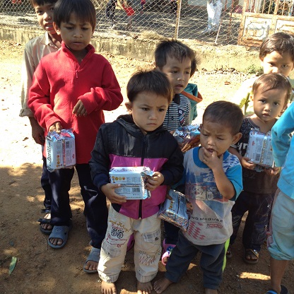 Mỗi em được một gói bánh nhỏ nhưng rất vui