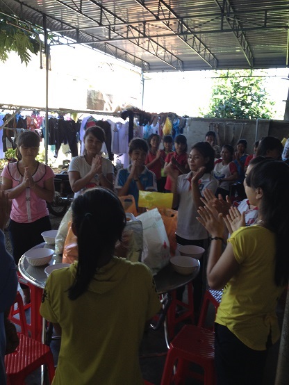 Mỗi em học sinh Lưu trú được một phần qua Noel