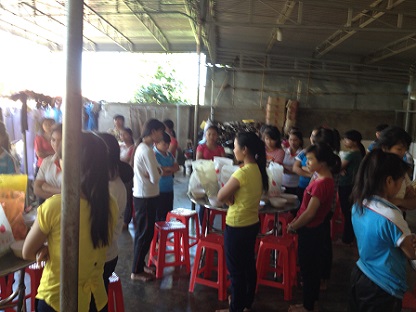 Nhà Lưu trú cũng tặng quà Noel cho học sinh Lưu trú trong giờ cơm trưa 24-12