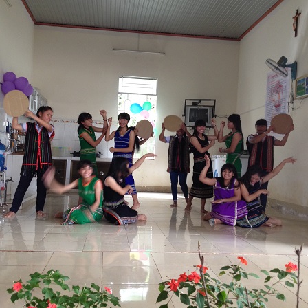 10/  Ảnh các em tổ 3 múa Hội cồng chiêng