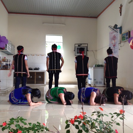 11/ Ảnh các em tổ 4 múa “Chuyên tình nàng LaLan” (1)