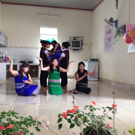 12/ Ảnh các em tổ 4 múa “Chuyên tình nàng LaLan” (2)