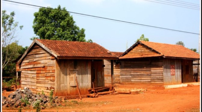 Là hàng xóm với nhau