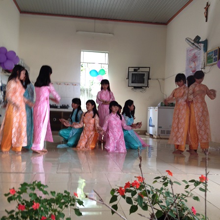 13/ Ảnh các em tổ 1 múa “Người mẹ trong trí tưởng tượng”