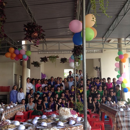 14/ Ảnh các em học sinh Lưu trú chụp hình chung với bố mẹ của các em trong ngày Tất niên nhà Lưu trú 2016.