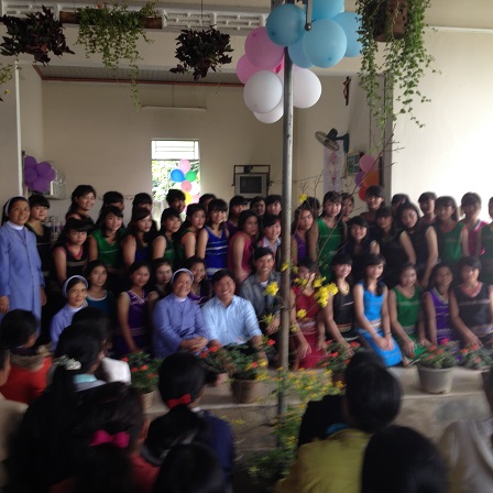 15/ Ảnh các em học sinh Lưu trú chụp hình với Bok và Yăh trong ngày Tất niên nhà Lưu trú 2016.