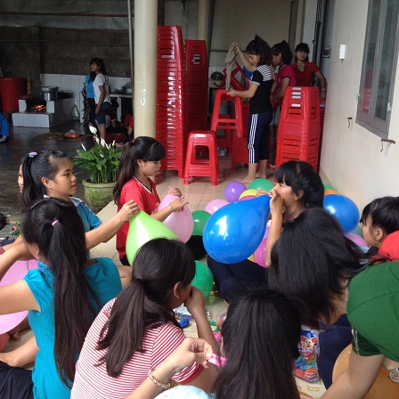 2/ Ảnh các em thổi bong bóng và lau ghế chuẩn bị cho ngày Tất niên Lưu trú.