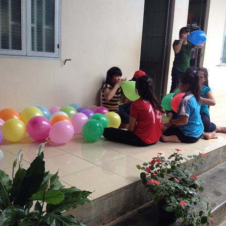 3/ Ảnh bong bóng trang trí sân khấu và phòng cơm ngày Tất niên.