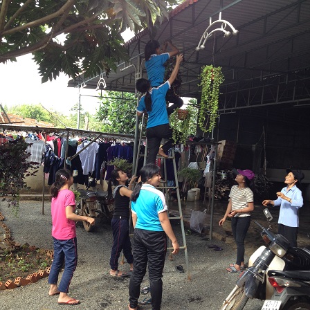 4/ Ảnh các em Lưu trú treo những chùm cây cảnh trang trí phòng cơm chuẩn bị cho ngày Tất niên.