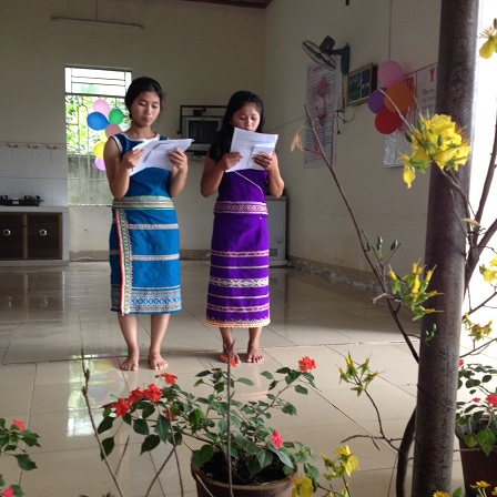 5/ Ảnh hai em Pie (T) và em Việc (P) học sinh lớp 11 làm MC buổi văn nghệ Mừng Xuân 2016 của nhà Lưu trú.