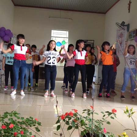 7/ Ảnh các em tổ 1 nhảy hiện đại “Xuân và tuổi trẻ”