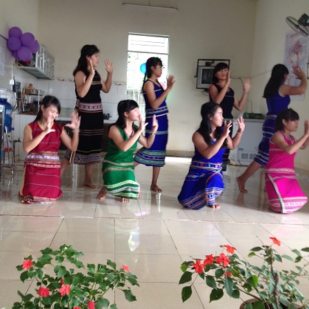 8/ Ảnh các em tổ 5 múa bài “Nàng Sơn ca”