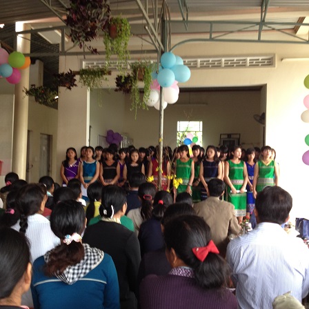 9/ Ảnh các em hợp ca bài “Tình cha” 