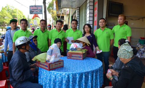 Bà Hồng cùng các con trai trong màu áo xanh chuẩn bị phát quà