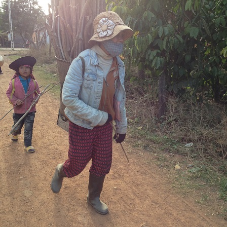 Ảnh mẹ Viễn buổi chiều trên đường đi tìm củi về