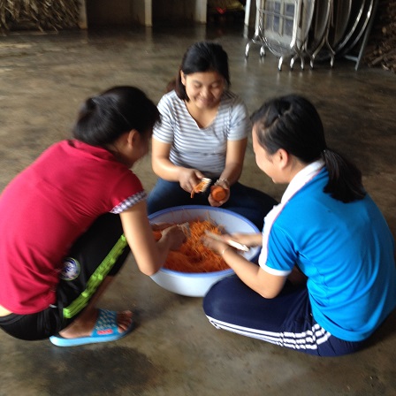 1/ Ảnh em Thần Thoại, em Lêgam và em Aidi làm món nộm cà-rốt cho bữa cơm chiều nhà Lưu trú.
