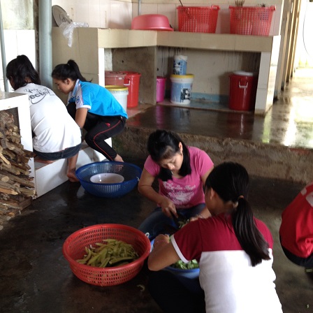 2/ Ảnh các em chuẩn bị cho bữa cơm chiều nhà Lưu trú. Em Razy và em Lak đang lấy hột trái dưa leo cho bữa cơm chiều.