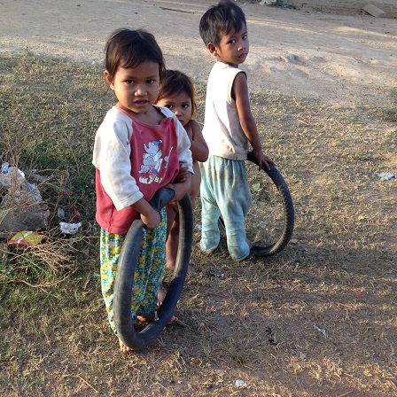 1/ Ảnh ba người con nhỏ của bố mẹ Trim buổi chiều trên con đường của Buôn Làng