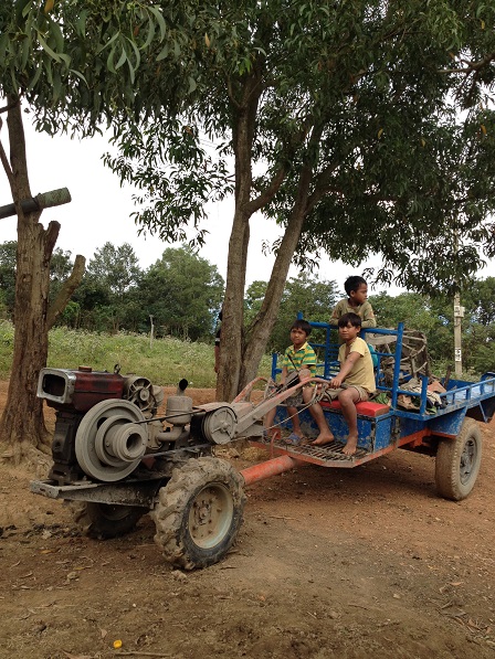 Ảnh các em nhỏ trong Buôn Làng trên xe công nông đi xạ lúa về.