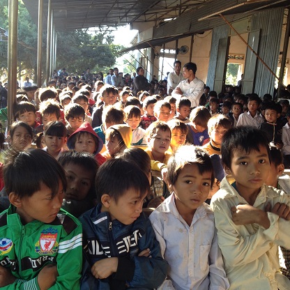 2/ Ảnh các em Thiếu nhi nam trong khi tham dự Thánh lễ tuy ngồi chật nhưng các em rất ngoan.