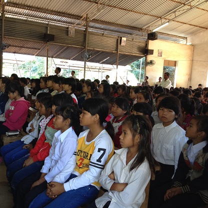 3/ Ảnh các em Thiếu nhi nữ cũng rất chăm chú trong giờ Thánh lễ.