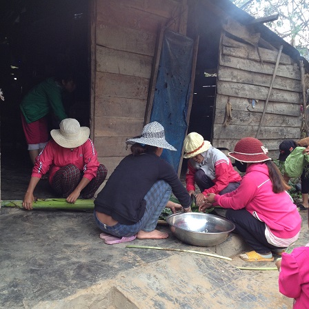 1/ Ảnh các mẹ Buôn Hằng bóc và cắt cây chuối làm món ăn trưa trong đám tang em Phúc thôn Năm.