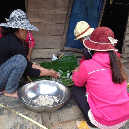 2/ Ảnh các mẹ Buôn Hằng băm cây chuối làm món ăn trưa trong đám tang em Phúc thôn Năm.