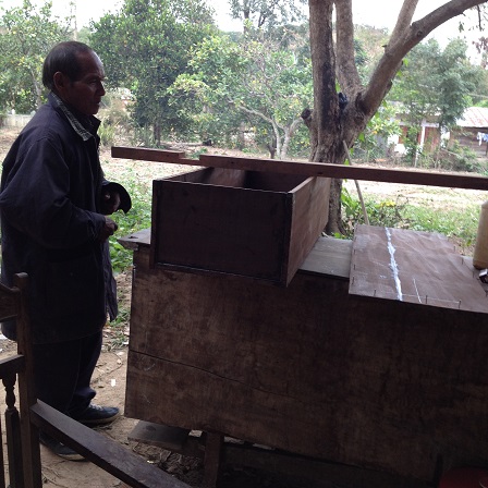 Ảnh chiếc hòm của em Phúc được đóng bằng ván tận dụng được kê trên chiếc tủ phía sân sau nhà.