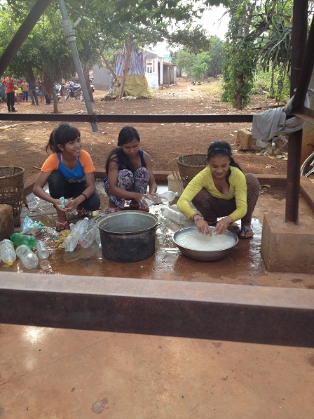 Ảnh các em gái trong Làng phung Ea-Lân _ Yale tỉnh Gialai, buổi chiều bên giếng nước công cộng của Làng phung vo nếp chuẩn bị gói bánh.
