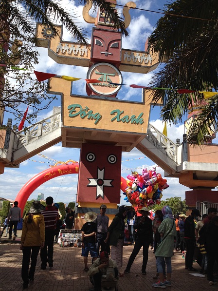 1/ Ảnh cổng Đồng Xanh khu du lịch vui chơi giải trí cách Tp. GiaLai 13 km trên quốc lộ 19.