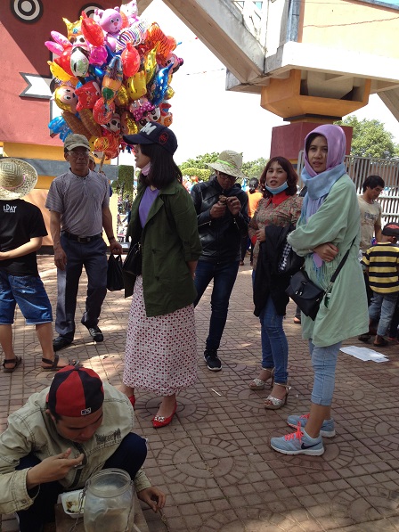 2/ Ảnh trước cổng Đồng Xanh ngày Mồng một Tết Bính Thân 2016