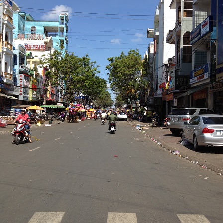 1/ Ảnh con đường trước cổng chợ lớn Tp. Plieku tỉnh Gialai ngày 29 Tết năm 2016. Ít người qua lại không sầm uất đông đúc như những ngày lễ lớn trong năm mặc dầu lúc này đã 10g00 sáng.