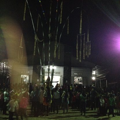 2/ Ảnh anh em Buôn Làng tụ tập chung quanh cây nêu trong sân nhà thờ giáo xứ Buôn Hằng.