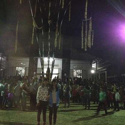 3/ Ảnh em Phương và em Ngọc học sinh Lưu trú trước cây nêu trong sân nhà thờ trước lễ Giao thừa.