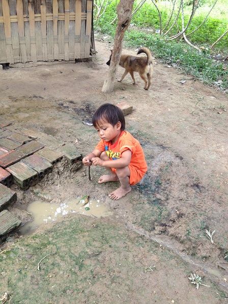 1/ Anh em Thao bên xóm đào ngồi cột dây cao su vào đầu cây que để thả xuống khuấy vũng nước sình lên chơi.