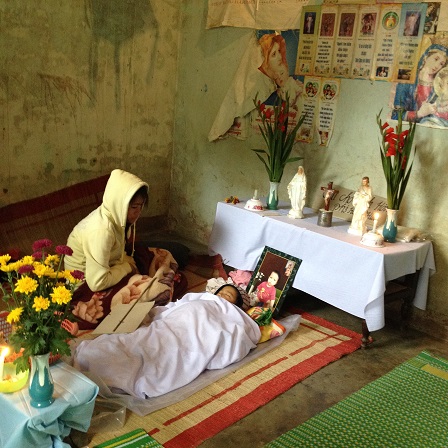 1/ Ảnh mẹ em Phúc ngồi bên em Phúc trước khi em Phúc được tẩm liệm.