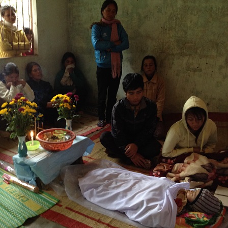 2/ Ảnh bố mẹ em Phúc và những mẹ trong Buôn Làng đến thăm em Phúc khi được tin em Phúc đi với ông bà.