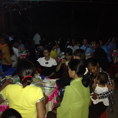 Ảnh ăn cưới buổi tối tại gia đình bố mẹ Thar bên thôn Một, tổ chức cho em Thắm con gái thứ hai của gia đình.