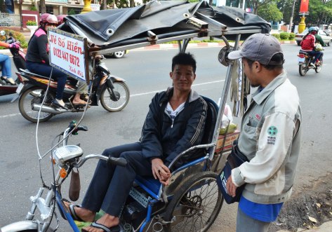 Người khuyết tật bán vé số cũng đến nhận quà
