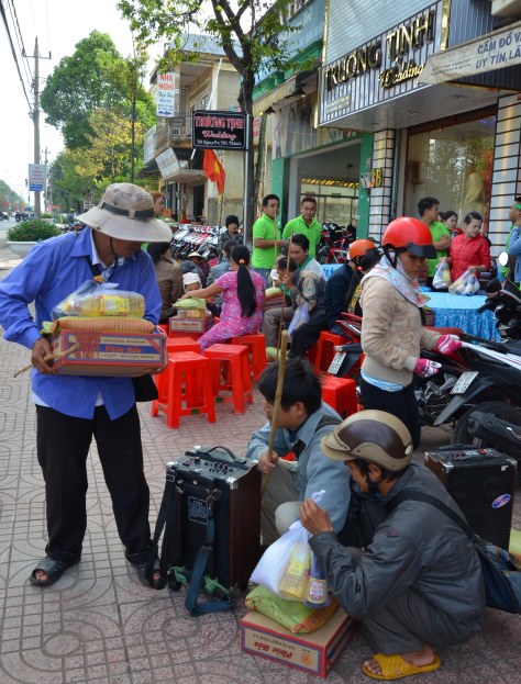 Người mù đến nhận quà mang theo cả máy tăng âm đến ca hát cảm ơn gia chủ