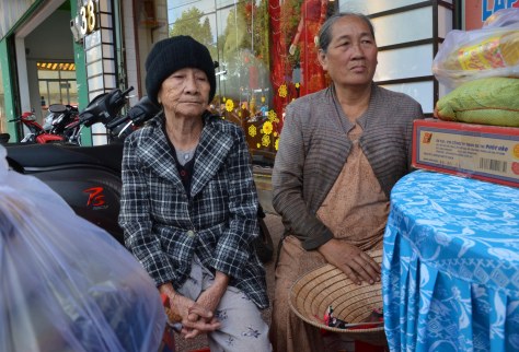 Những phần quà giúp vợi bớt nỗi lo ngày tết cho những cụ già neo đơn