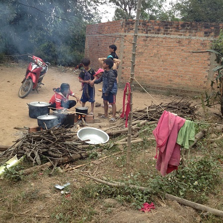 1/ Ảnh nấu bếp giữa sân trước nhà trong đám tang em Phúc