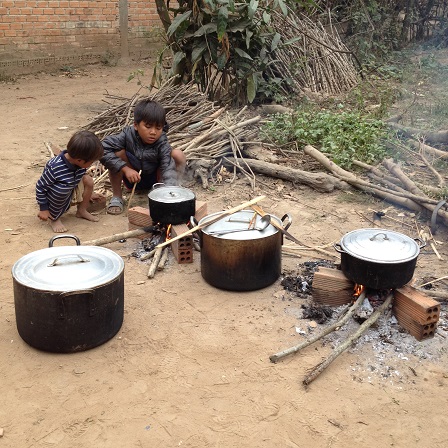 2/ Anh hai em nhỏ cũng phụ đun bếp trong đám tang em Phúc