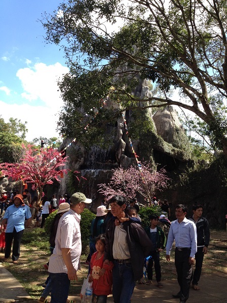 3/ Ảnh phía trước hang động trong công viên Đồng Xanh ngày Mồng một Tết Bính Thân 2016