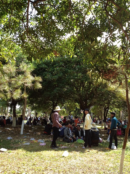 4/ Ảnh các gia đình anh em sắc tộc Jarai ngồi theo từng gia đình chơi tết trong công viên Đồng Xanh ngày Mồng một Tết Bính Thân 2016