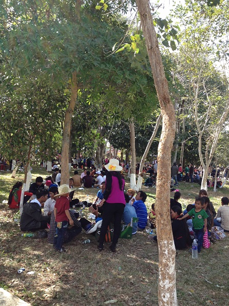 5/ Ảnh các gia đình sắc tộc Jarai chơi tết. Trong công viên Đồng Xanh người sắc tộc Jarai đến chơi tết chiếm 80% so với người Kinh.