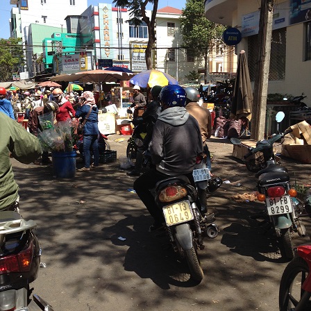 2/ Ảnh một góc cổng chợ lớn Tp. Plieku tỉnh Gialai lúc 10g00 sáng ngày 29 Tết năm 2016.