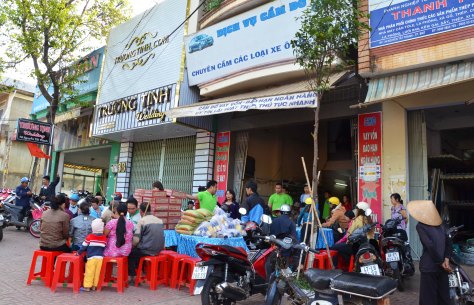 Việc thiện khiến cả dãy phố vui tươi