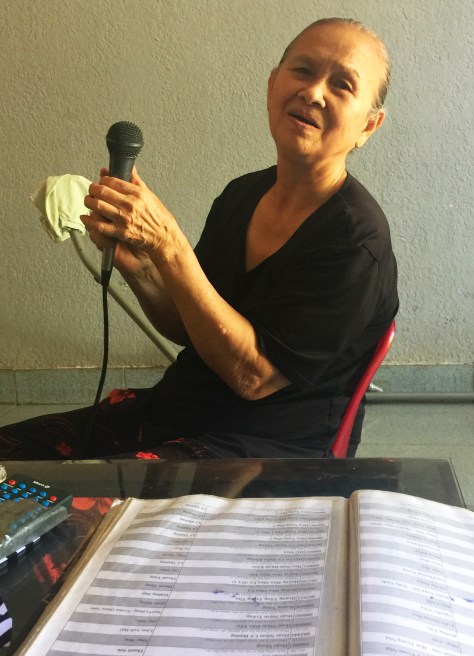 Bà Yến vui vẻ yêu đời nhờ ca hát