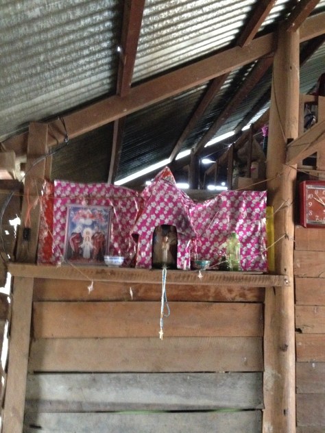 Ảnh bàn thờ trong gia đình bố mẹ Luyện ở thôn Hai – Buôn Hằng.